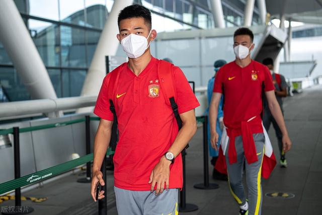 国际比赛日体能课后；广州队复出首秀备战亚冠；气氛紧张；心理建设被强调的简单介绍