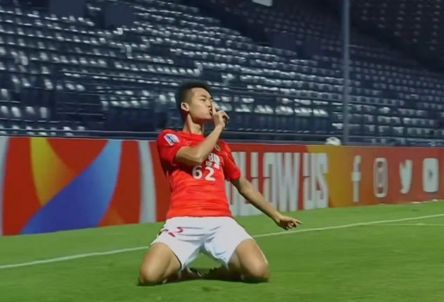 国际比赛日体能课后；广州队复出首秀备战亚冠；气氛紧张；心理建设被强调的简单介绍